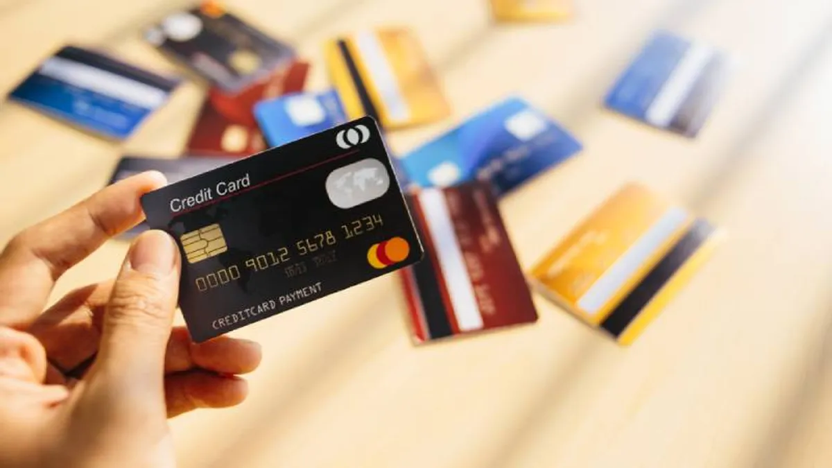 Sử dụng thẻ tín dụng tiện lợi và an toàn khi mua sắm, thanh toán hóa đơn hay đặt vé máy bay. Hãy xem hình ảnh này để cập nhật các tính năng mới nhất của thẻ tín dụng.