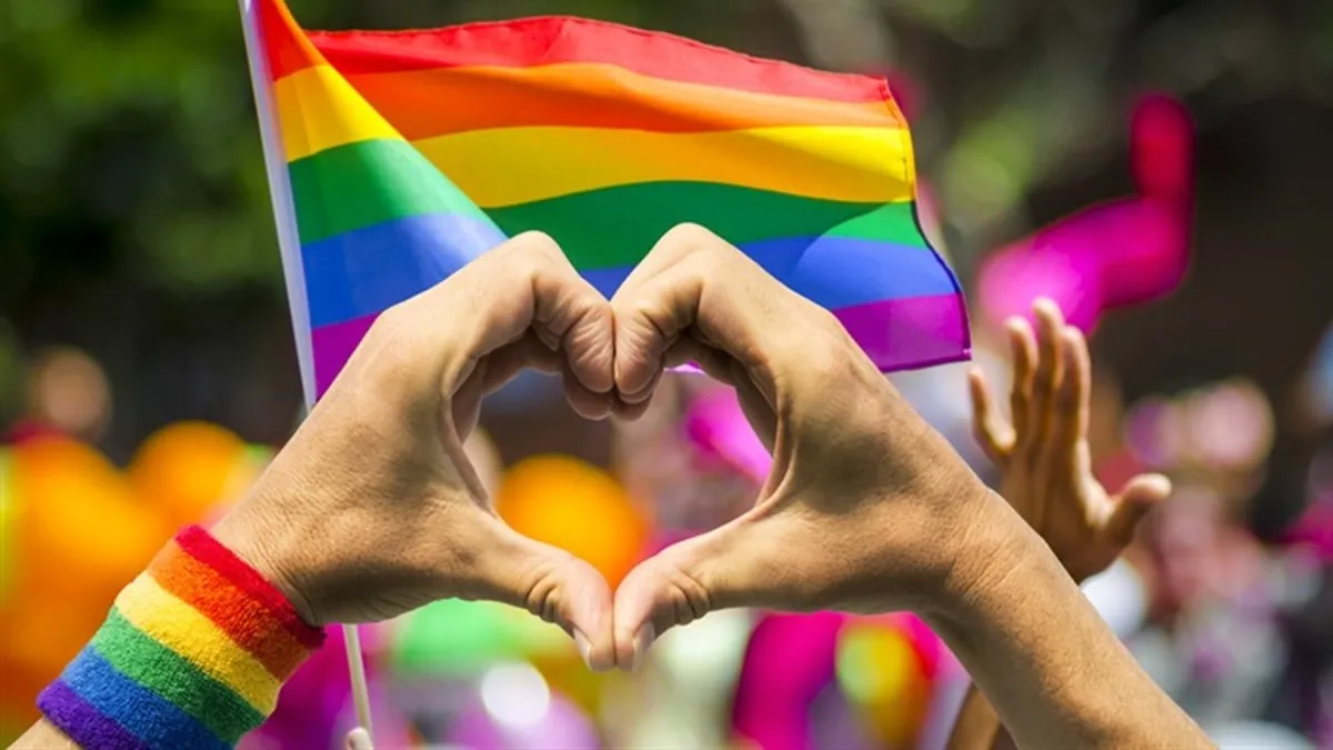 Tình yêu đồng giới được khuyến khích và ủng hộ hơn bao giờ hết, đặc biệt là tình yêu đồng tính và song tính. Năm 2024, cộng đồng những người chuyển giới cũng sẽ được chú ý hơn, với việc tổ chức những cuộc hội thảo và chương trình giáo dục. Cùng theo dõi hình ảnh đầy cảm hứng của những nhân vật lập dị này.