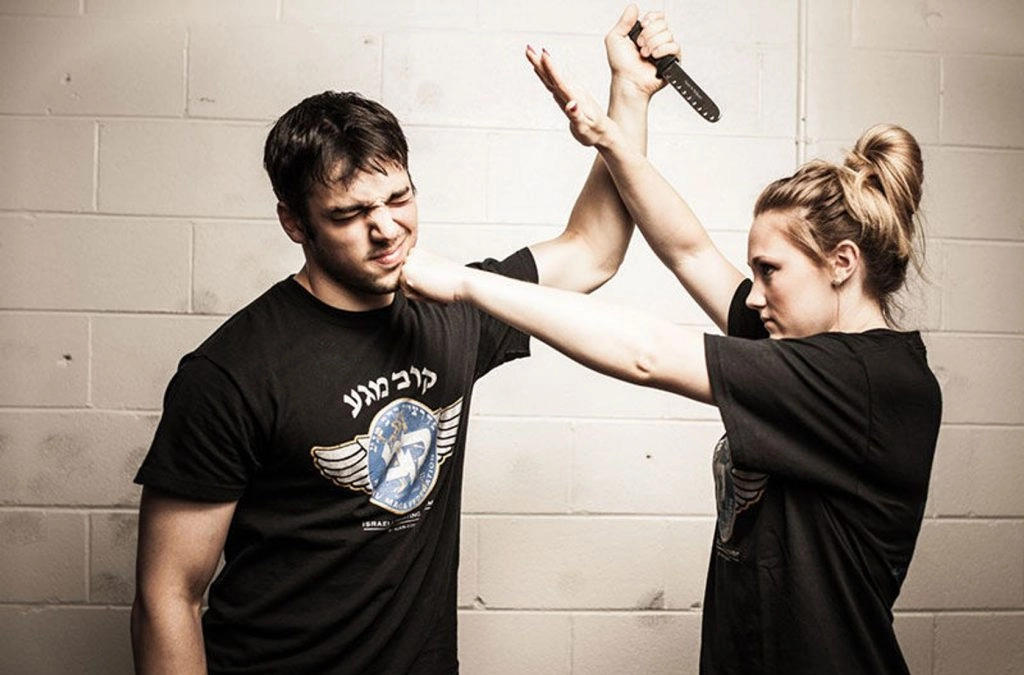 Пределы самообороны. Книги про самооборону. Превышение самообороны. Самооборона практика. Крав мага удары.