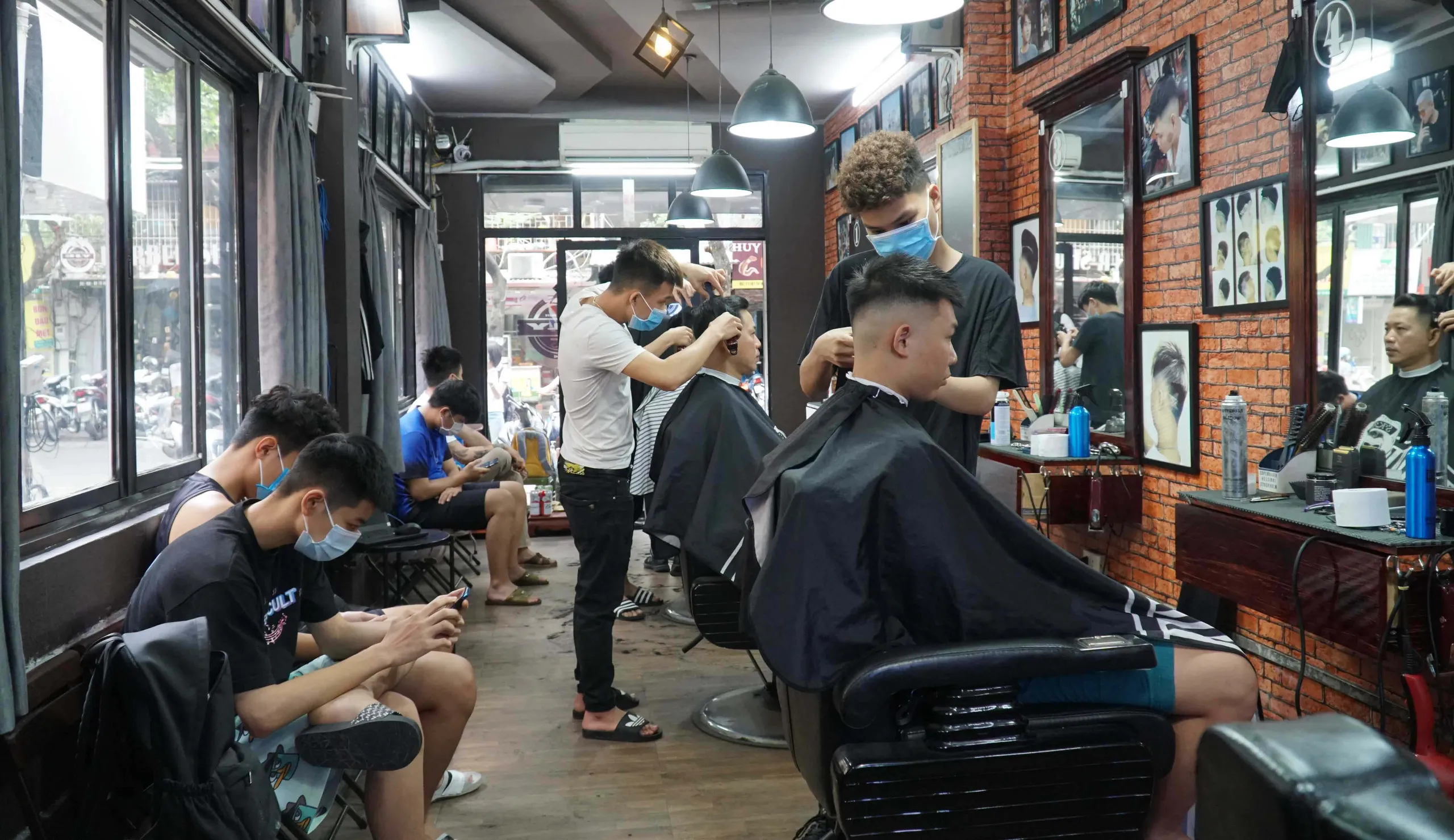Top 6 Tiệm cắt tóc nam đẹp và chất lượng nhất quận 1 TP HCM  ALONGWALKER