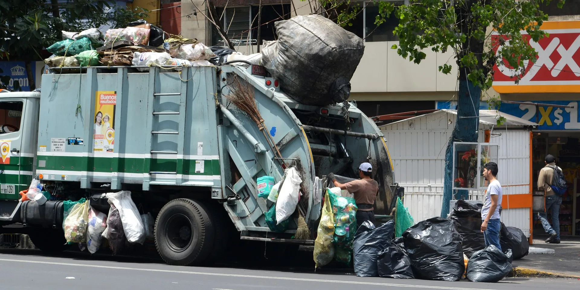 Garbage trucks are not allowed to leak wastes down the street