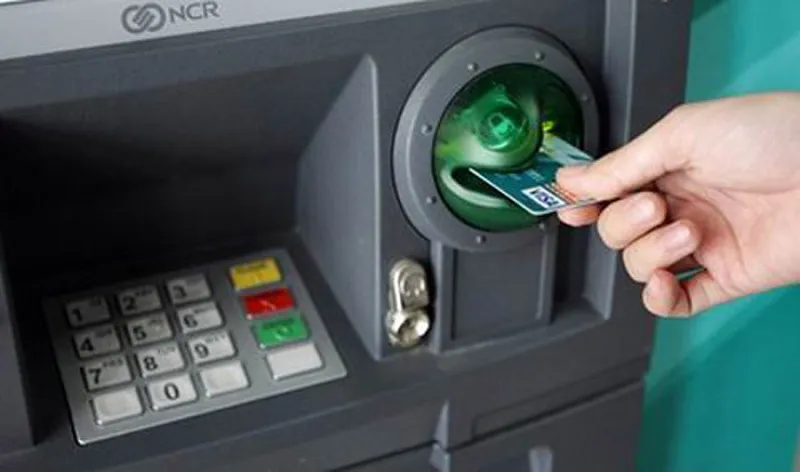 Rút tiền tiết kiệm tại cây ATM