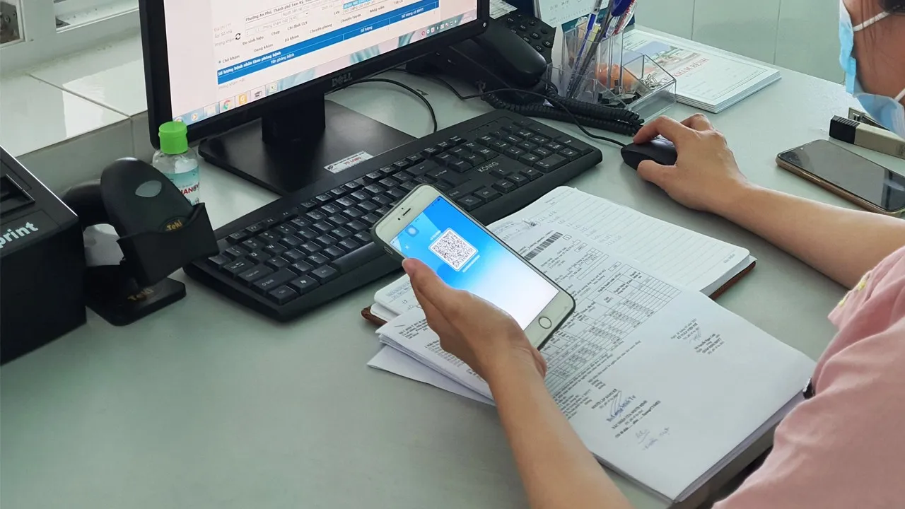 Hà Nội dừng cấp thẻ BHYT giấy cho người hưởng BHTN từ 15/10/2023