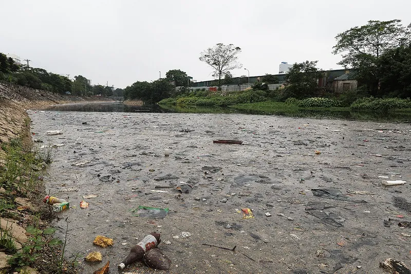 Tình trạng ô nhiễm ở dòng sông Nhuệ ở Hà Nội